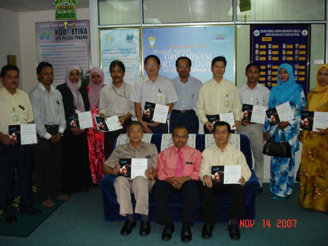 Pengarah JPS Pulau Pinang menyampaikan surat pelantikan jurulatih River Ranger pada 14 Nov. 2007.